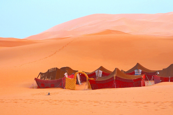 Tendas montadas no Saara por adeptos do nomadismo.