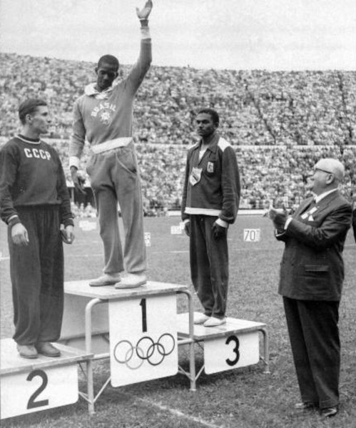 Conquista do ouro no salto triplo, uma das modalidades do atletismo, por Adhemar nas Olimpíadas de Helsinque, em 1952.