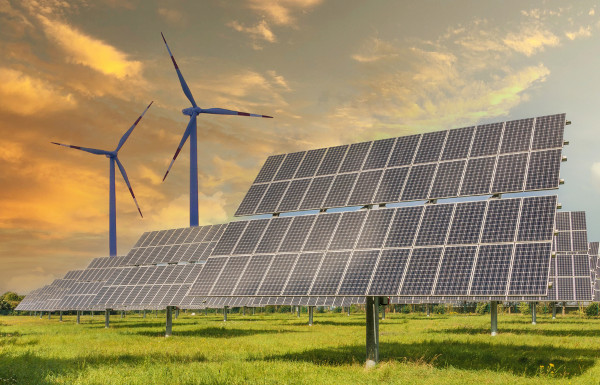  Painéis solares próximos a turbinas eólicas, uma alusão às possíveis medidas de redução do aquecimento global.