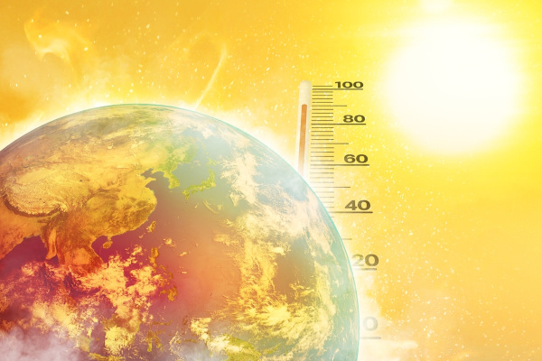 Termômetro com temperatura elevada apontado para o Sol ao lado de representação da Terra, uma alusão ao aquecimento global.