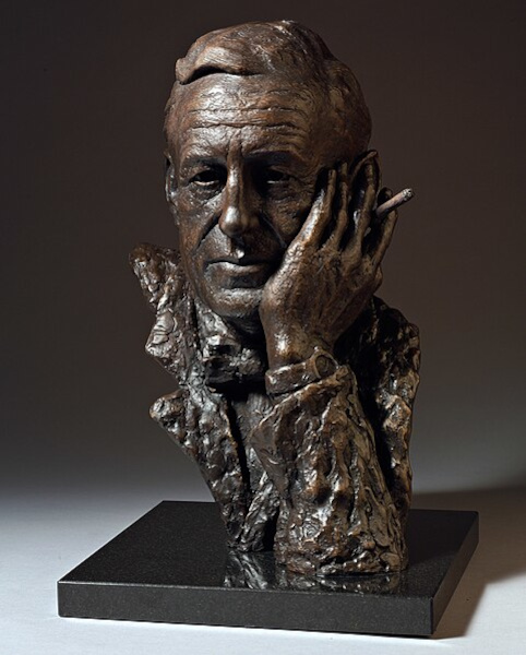 Busto em homenagem a Ian Fleming, obra de Anthony Smith (1984-).