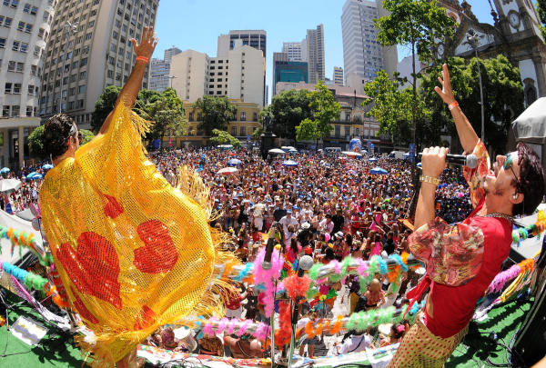  Cantores animando multidão de foliões no Carnaval, festa da cultura popular brasileira.