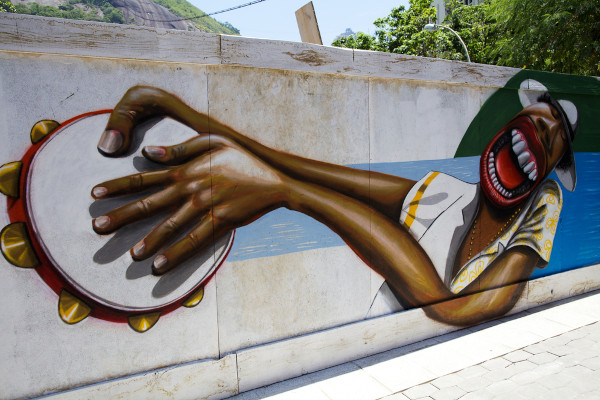 Sambista representado em mural de rua, uma expressão da cultura popular.