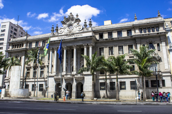 Fachada do edifício da Faculdade de Direito da USP, em texto sobre educação no Brasil.