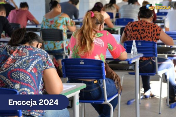 Candidatas em dia de prova do Encceja, texto Encceja 2024.