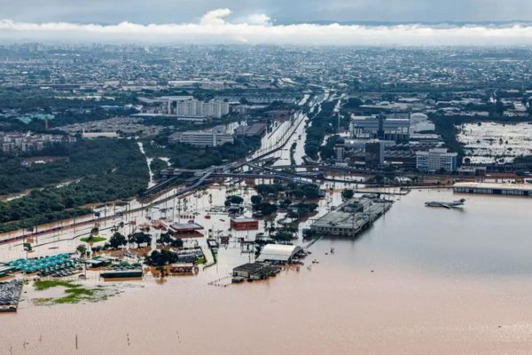 Imgaem área de uma cidade afetada pelas chuvas no Rio Grande do Sul
