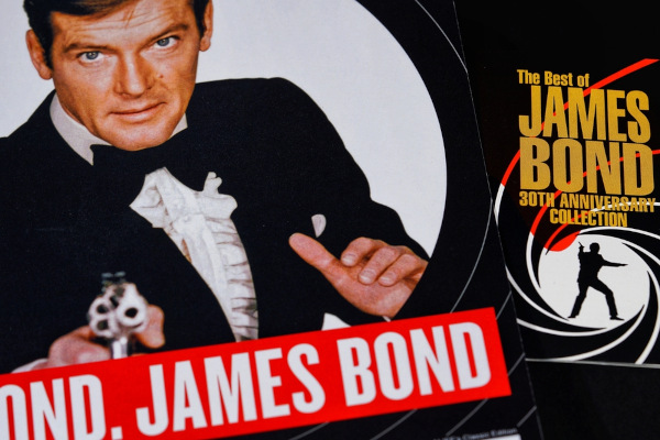 Cartaz de aniversário da coleção de James Bond, de Ian Fleming.