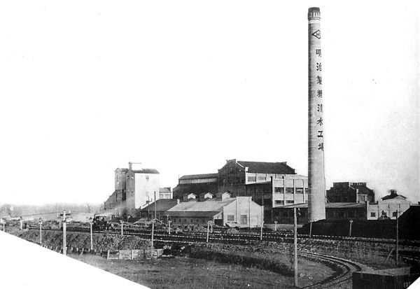 Fábrica de açúcar no Japão no século XX, um exemplo da industrialização japonesa, uma mudança causada pela Restauração Meiji.