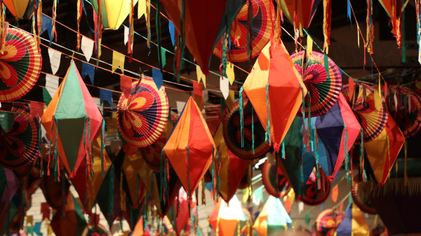 Local decorado com a decoração tradicional da Festa Junina, um dos principais símbolos dessa festividade.