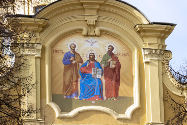 São Pedro, Jesus Cristo e São Paulo, uma alusão ao Dia de São Paulo e de São Pedro, celebrado no dia 29 de junho.