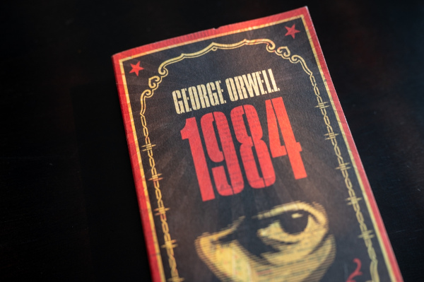 Capa do livro “1984”, de George Orwell, um exemplo de distopia em livros.