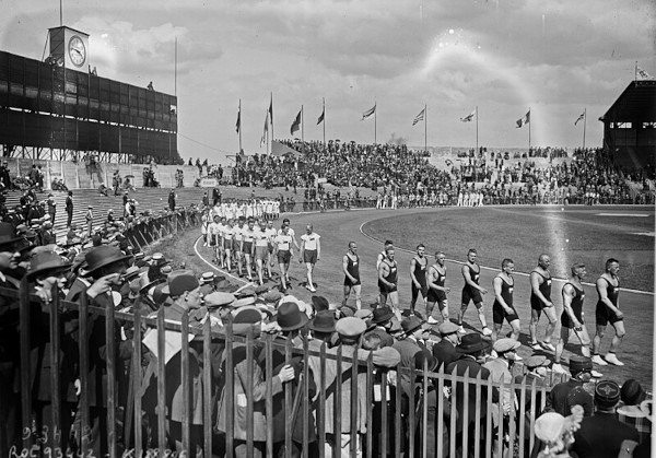 Foto em preto e branco mostra desfile de atletas em abertura das Olimpíadas de Paris de 1924.