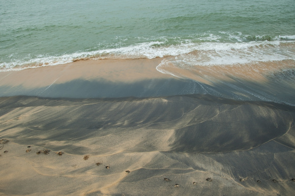 Areia monazítica, em Guarapari (ES), que contém amostras do mineral monazita, uma das fontes de obtenção do érbio.[1]