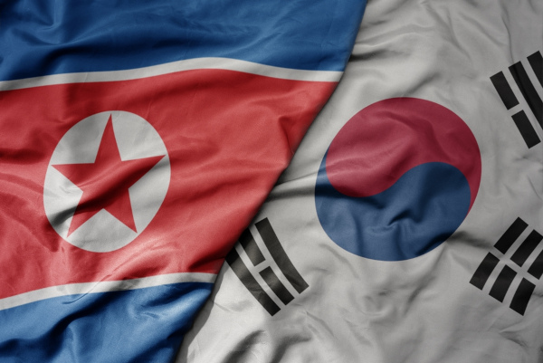 Bandeiras da Coreia do Norte e Coreia do Sul, lado a lado, em alusão à divisão das Coreias.