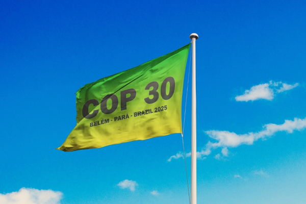 Bandeira da COP 30, que será sediada no Brasil e discutirá sobre os impactos do aquecimento global.