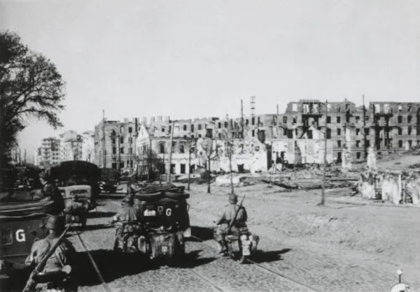 Chegada das tropas alemãs em meio à destruição da cidade de Minsk, durante a Operação Barbarossa.