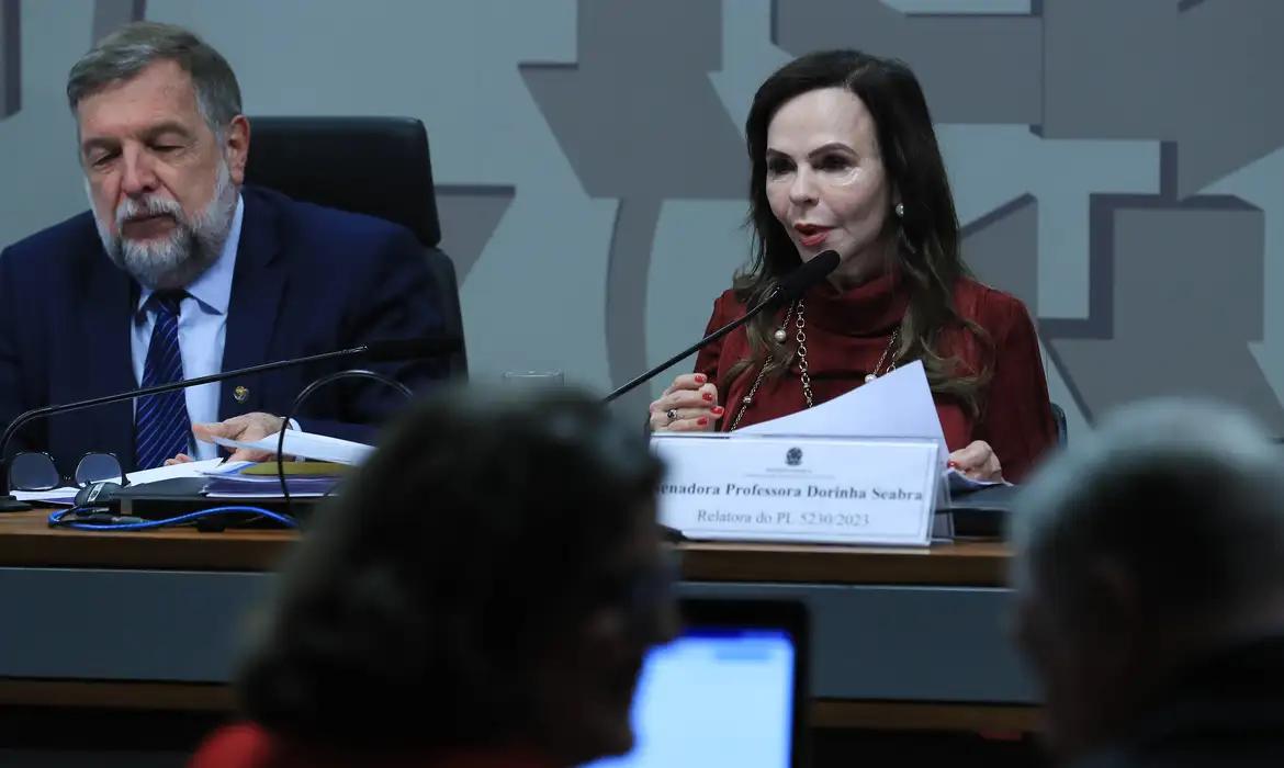 Na foto, a professora e senadora Dorinha Seabra durante votação em Comissão de Educação e Cultura sobre o novo ensino médio.