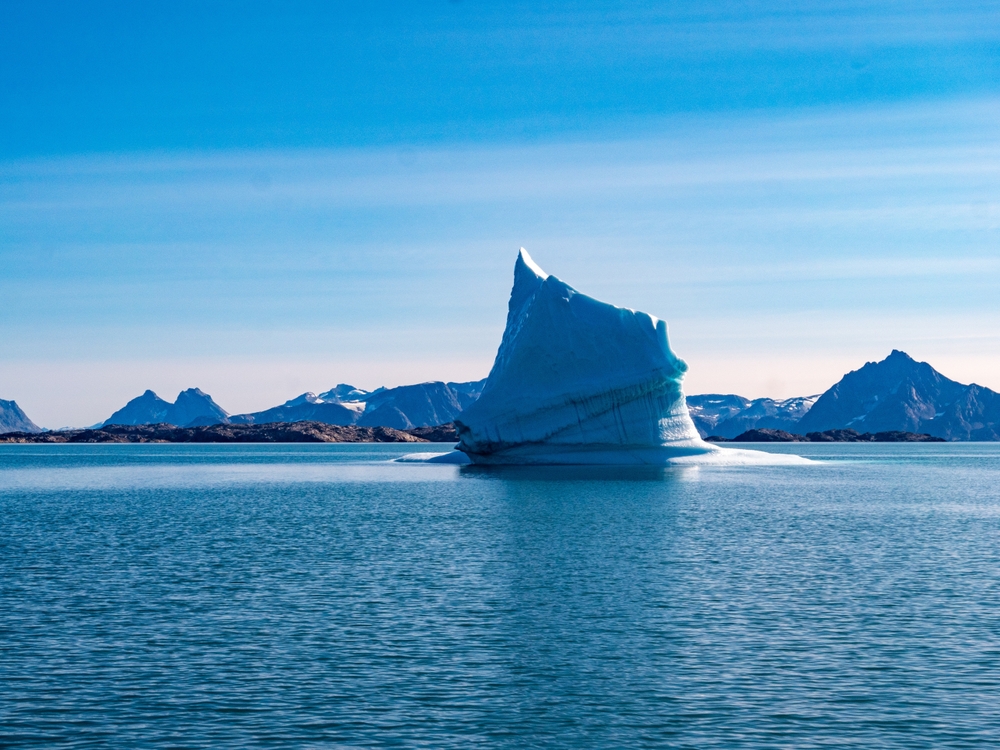Iceberg na Groenlândia, bloco de gelo que tem elevada capacidade térmica devido à sua grande massa.