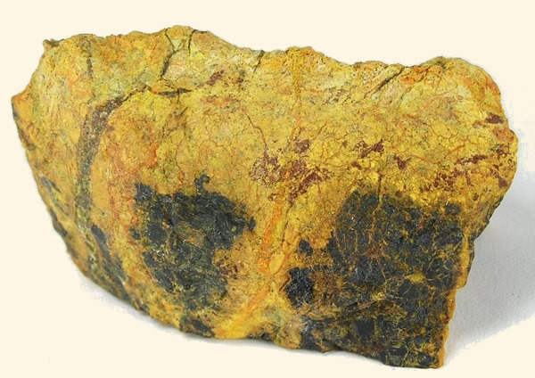 Minério uraninita, rico em urânio e também a principal fonte natural do promécio. [1]