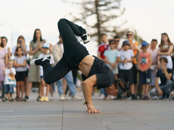 Homem dançando breaking, estilo de dança que fará parte das Olimpíadas de Paris 2024.