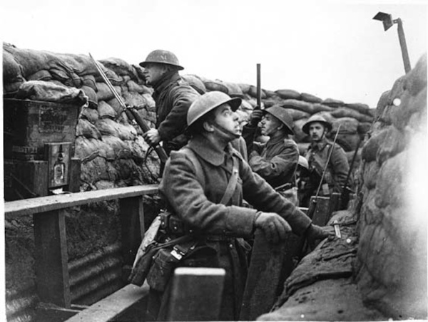 Soldados em trincheiras na Primeira Guerra Mundial, após a Primeira Batalha do Marne.