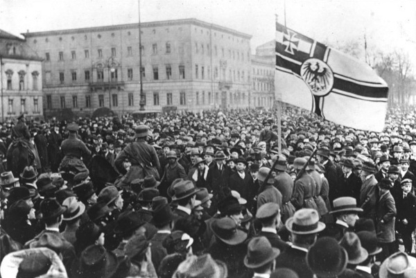 Protestos contra a República de Weimar em Berlim. 
