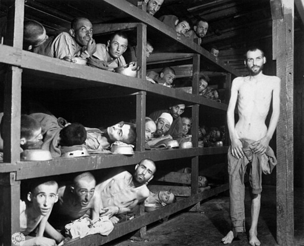 Prisioneiros em um campo de concentração nazista, em texto sobre relativismo cultural.