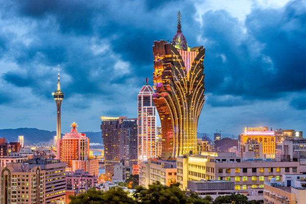 Paisagem urbana noturna de Macau, um dos principais destinos turísticos do Sudeste da Ásia.