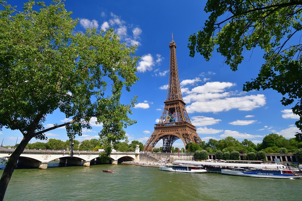 Rio Sena e a Torre Eiffel ao fundo. 