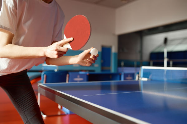 Atleta jogando tênis de mesa.