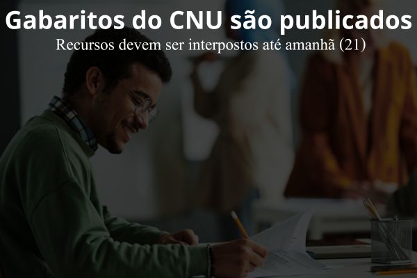 Homem estudante ao lado do texto "Gabaritos do CNU são publicados""