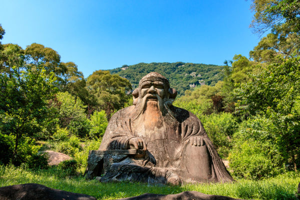 Escultura em pedra de Laozi, o criador do taoismo.