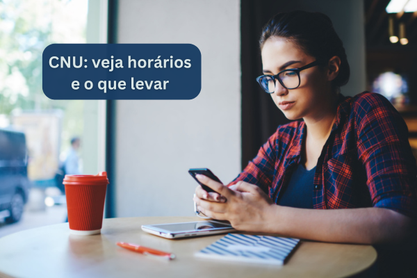 Moça com óculos olhando no celular. Na imagem, está escrito: CNU: veja horários  e o que levar