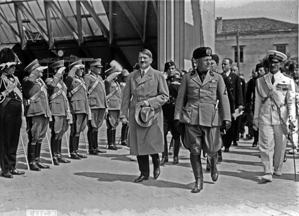 Fotografia mostrando Adolf Hitler e Benito Mussolini, que lideraram regimes de extrema-direita durante o século XX.