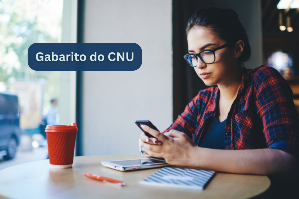 Estudante com óculos, olhando o celular. Na imagem, está escrito: Gabarito do CNU