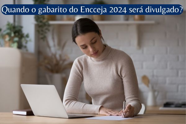 Mulher corrige prova com computador. Texto na imagem: “Quando o gabarito do Encceja 2024 será divulgado?”