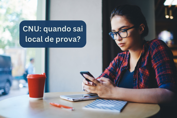 Jovem com óculos olhando no celular. Na imagem, está escrito: CNU: quando sai local de prova?