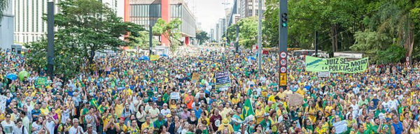 Manifestação em dezembro de 2016 em apoio à Operação Lava Jato durante o segundo mandato do governo Dilma Rousseff.