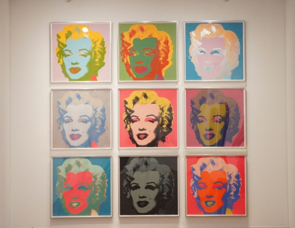 Marilyns, obra do movimento pop art exposta em galeria.