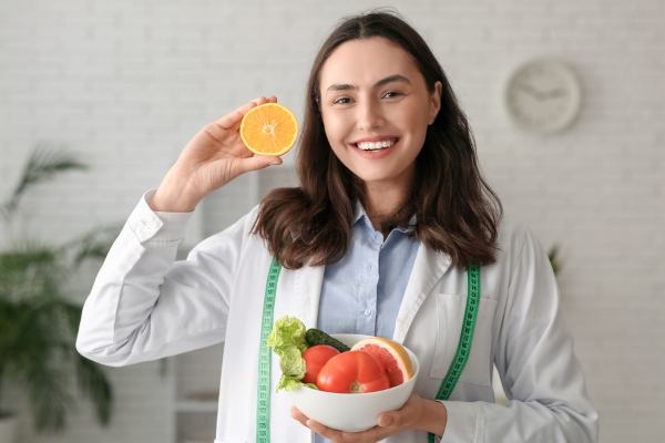 Nutricionista segura tigela com vegetais.