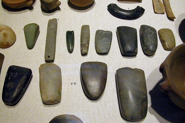 Pedras polidas do período Neolítico (ou Idade da Pedra Polida), um dos períodos da Pré-História.