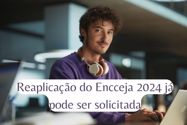 Homem sorri enquanto estuda. Texto na imagem: “Reaplicação do Encceja 2024 pode ser solicitada”