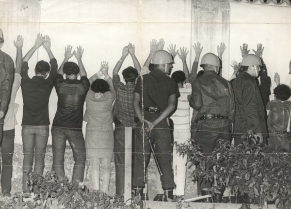 Militares reprimindo estudantes que se manifestavam contra a Ditadura Militar no Brasil.