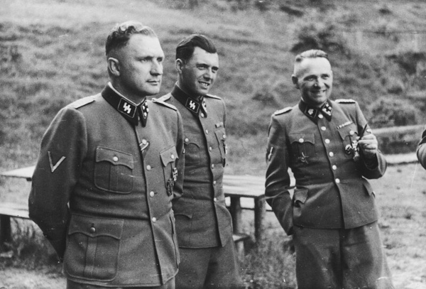 Richard Baer, Josef Mengele e Rudolf Hoess, em Auschwitz.