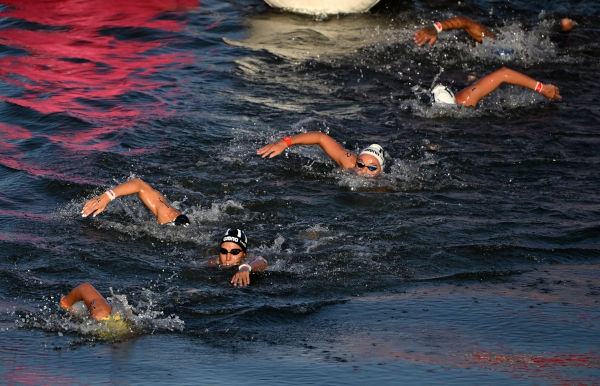 Atletas nadando no rio Sena durante as Olimpíadas de Paris 2024.