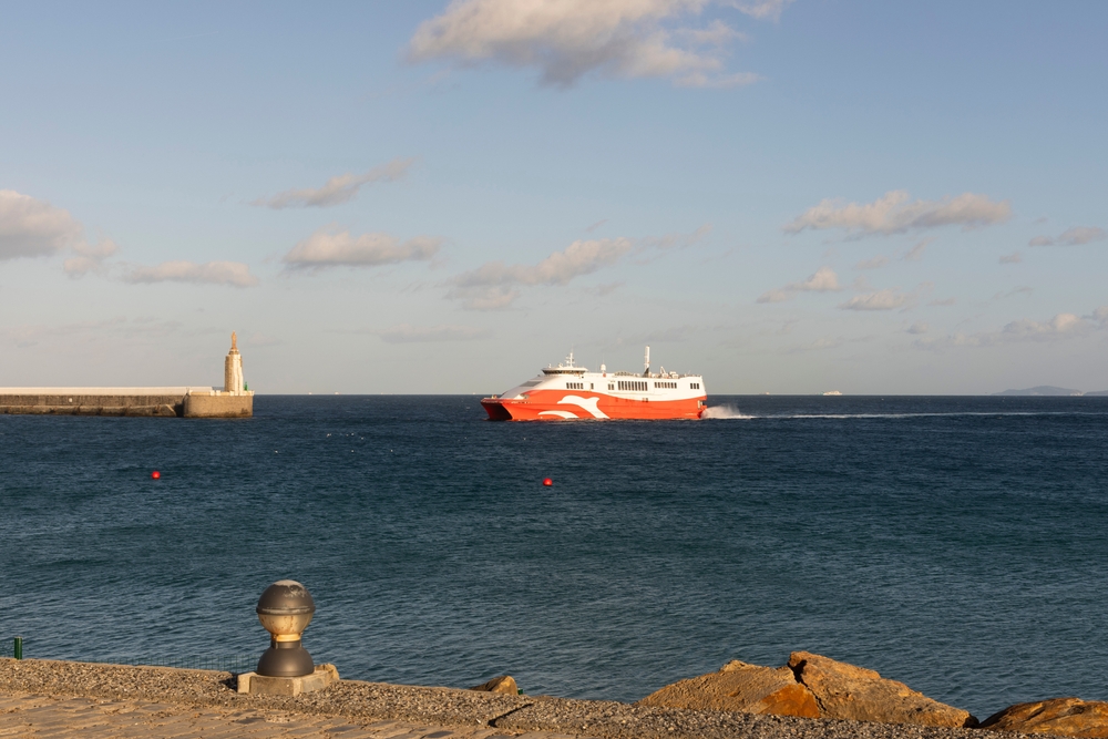 Balsa fazendo a travessia do estreito de Gibraltar.