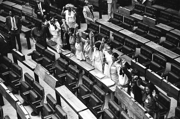 Indígenas reunidos durante os debates na Assembleia Constituinte de 1987.