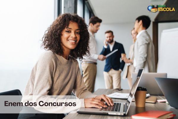 Mulher negra em ambiente corporativo. Texto Enem dos Concursos