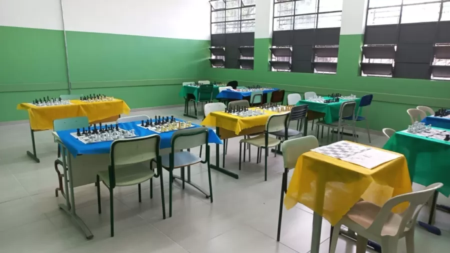 Sala de aula mostra carteiras e jogos de xadrez