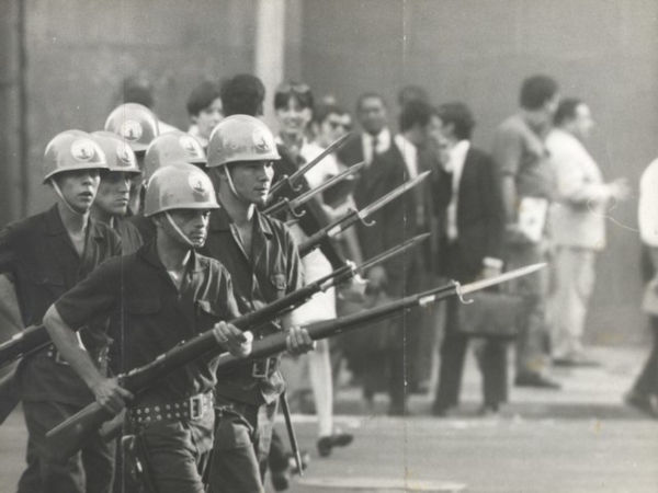 Militares combatendo manifestação estudantil durante o governo Geisel.